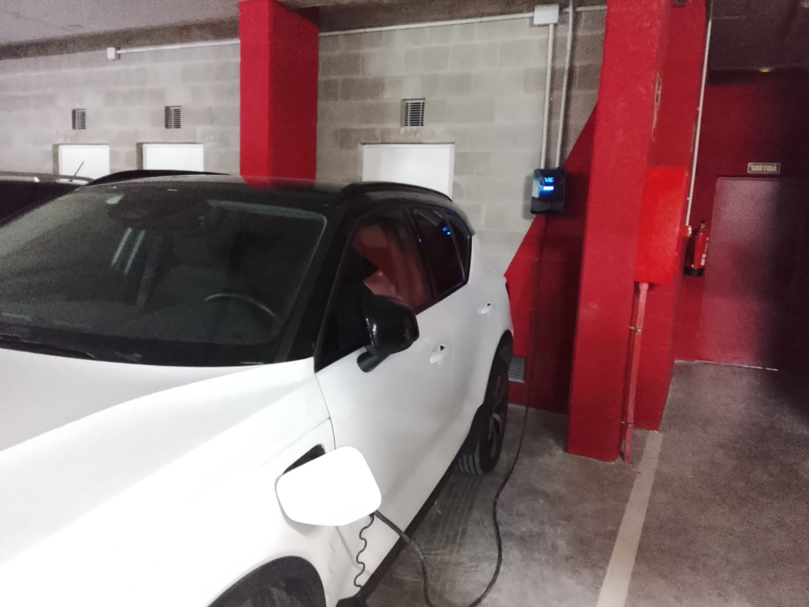 Instalación de cargador V2C en garaje comunitario
